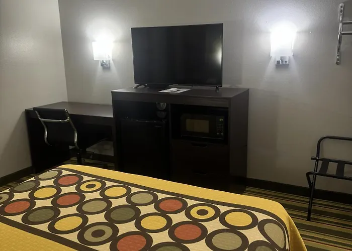 Super 8 By Wyndham Chanute