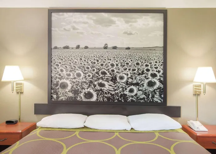 Super 8 By Wyndham Iola Ks